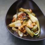 中式蒜蓉酱配小白菜和腰果在碗里