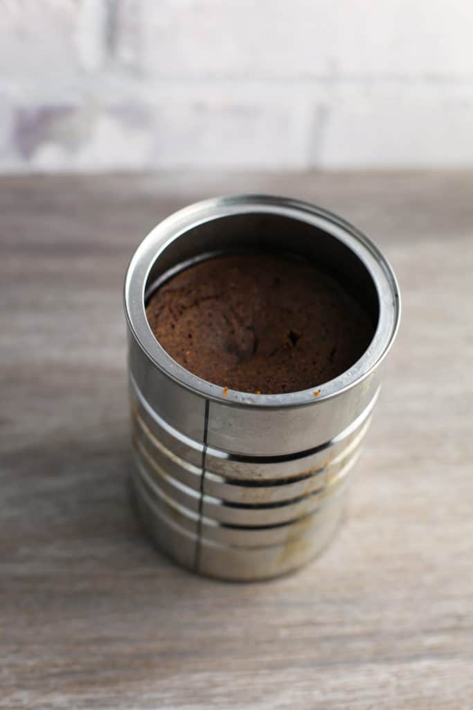 咖啡罐中显示的纯素食面包GydF4y2Ba