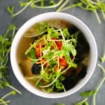 一碗纯素味噌汤，搭配寿司饭、豌豆苗和碎胡萝卜