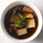 日本炸豆腐在Kombu Dashi肉汤中从一口纯素食GydF4y2Ba