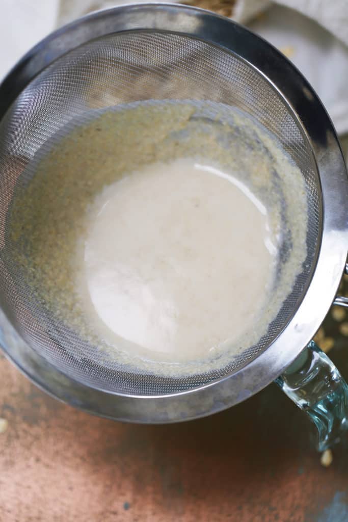将燕麦牛奶混合在筛子中。GydF4y2Ba