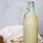 瓶中的自制燕麦牛奶。GydF4y2Ba